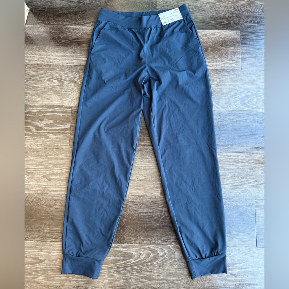 NWT Uniqlo women’s ultra stretch AIResm navy Jogger Pants size small